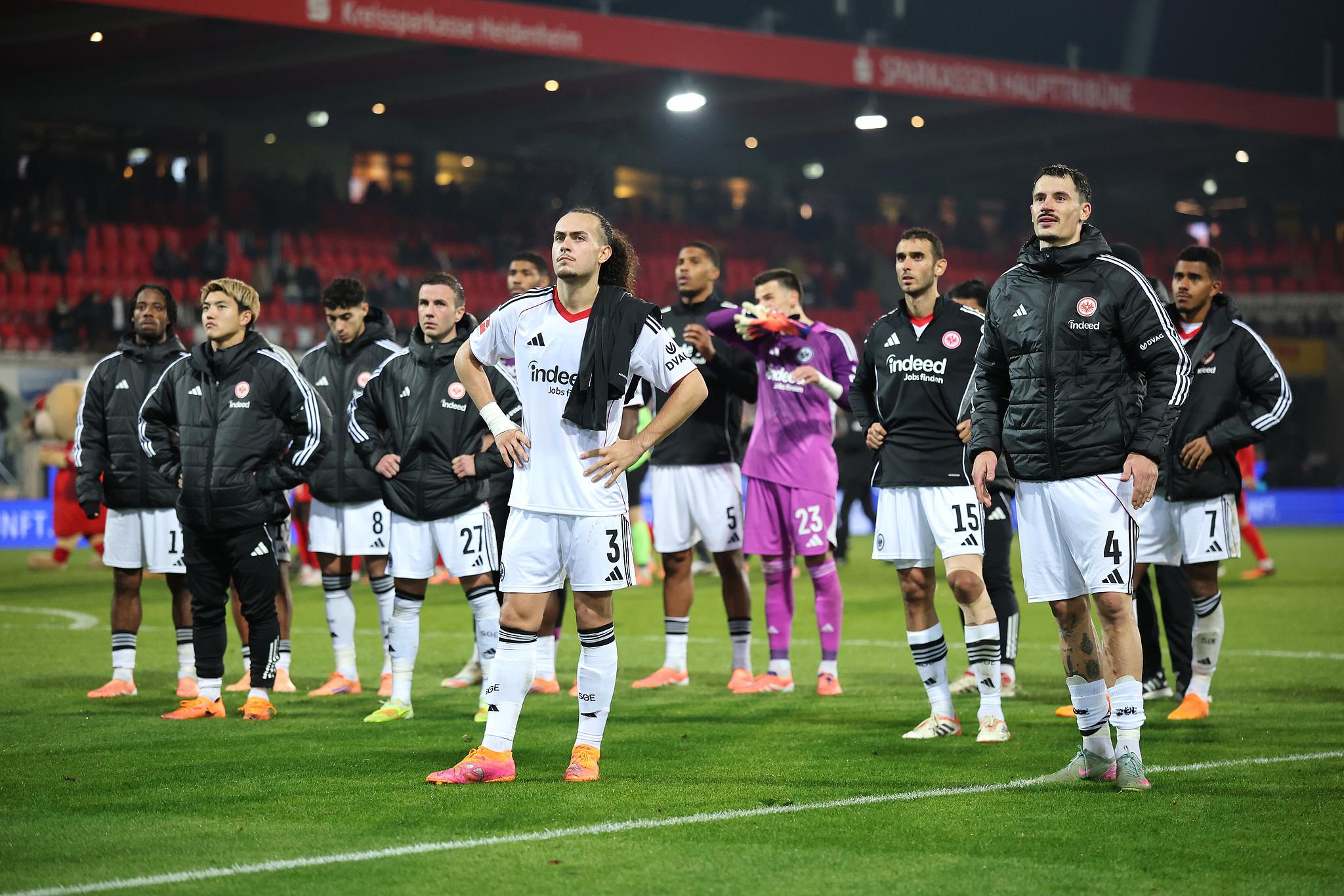 开云-法兰克福球迷在桑托斯再次失误后爆发——队友也很生气