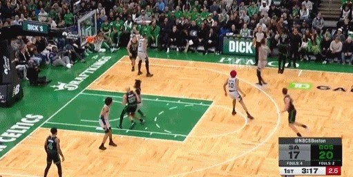 kaiyun-瞄准镜还是高点好用！杰伦·布朗撤步迎着文班亚马超远三分再中