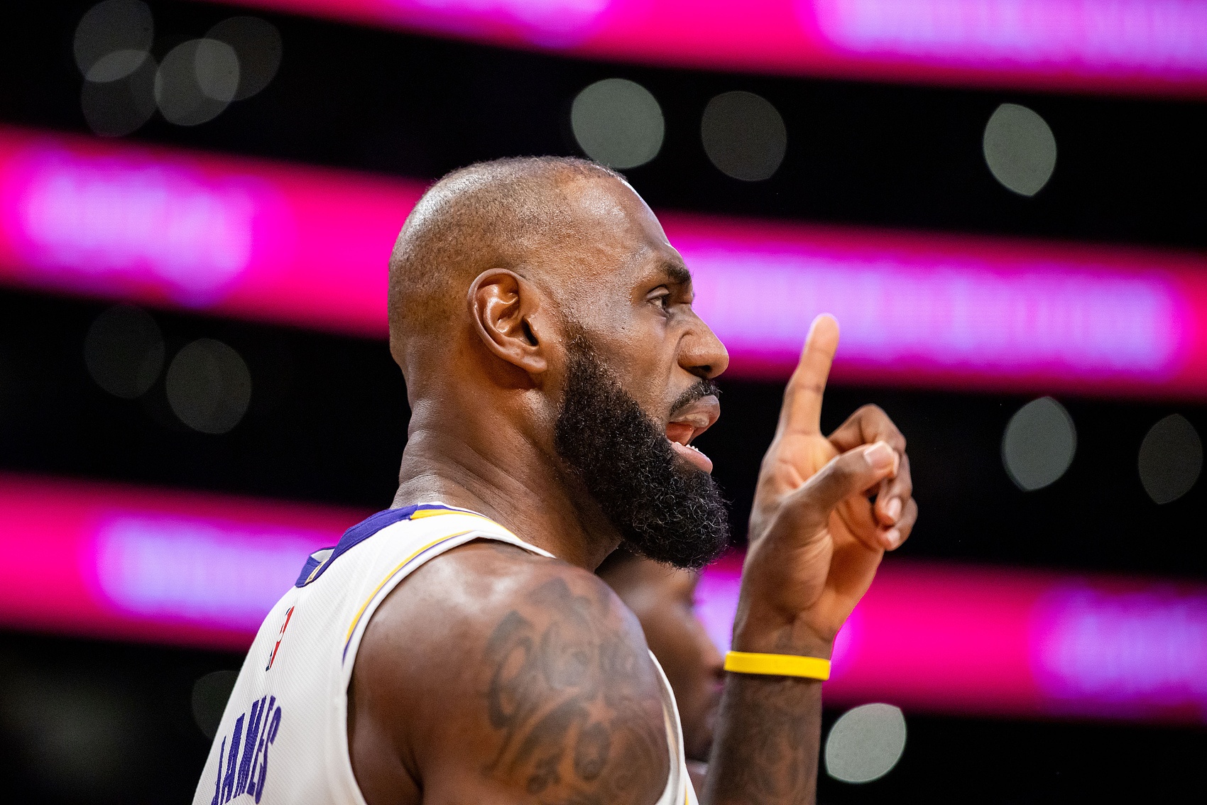 开云体育官网-夸梅：詹姆斯通过富保罗控制了联盟 让NBA修改规则&amp;允许他走步