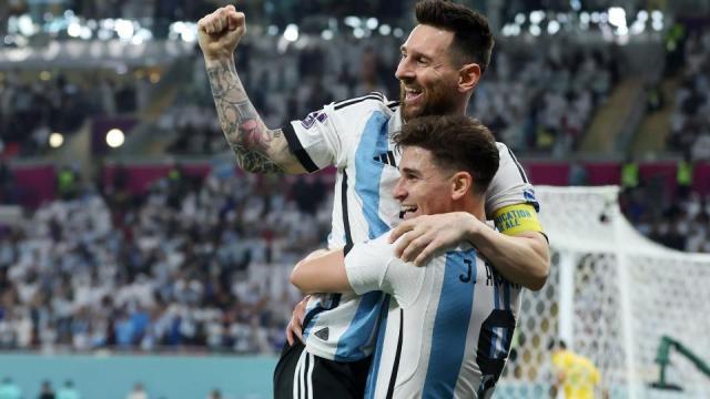 1670111946966025026.jpg Lionel Messi Julian Alvarez Argentina Australia World Cup 2022 12032022.jpg