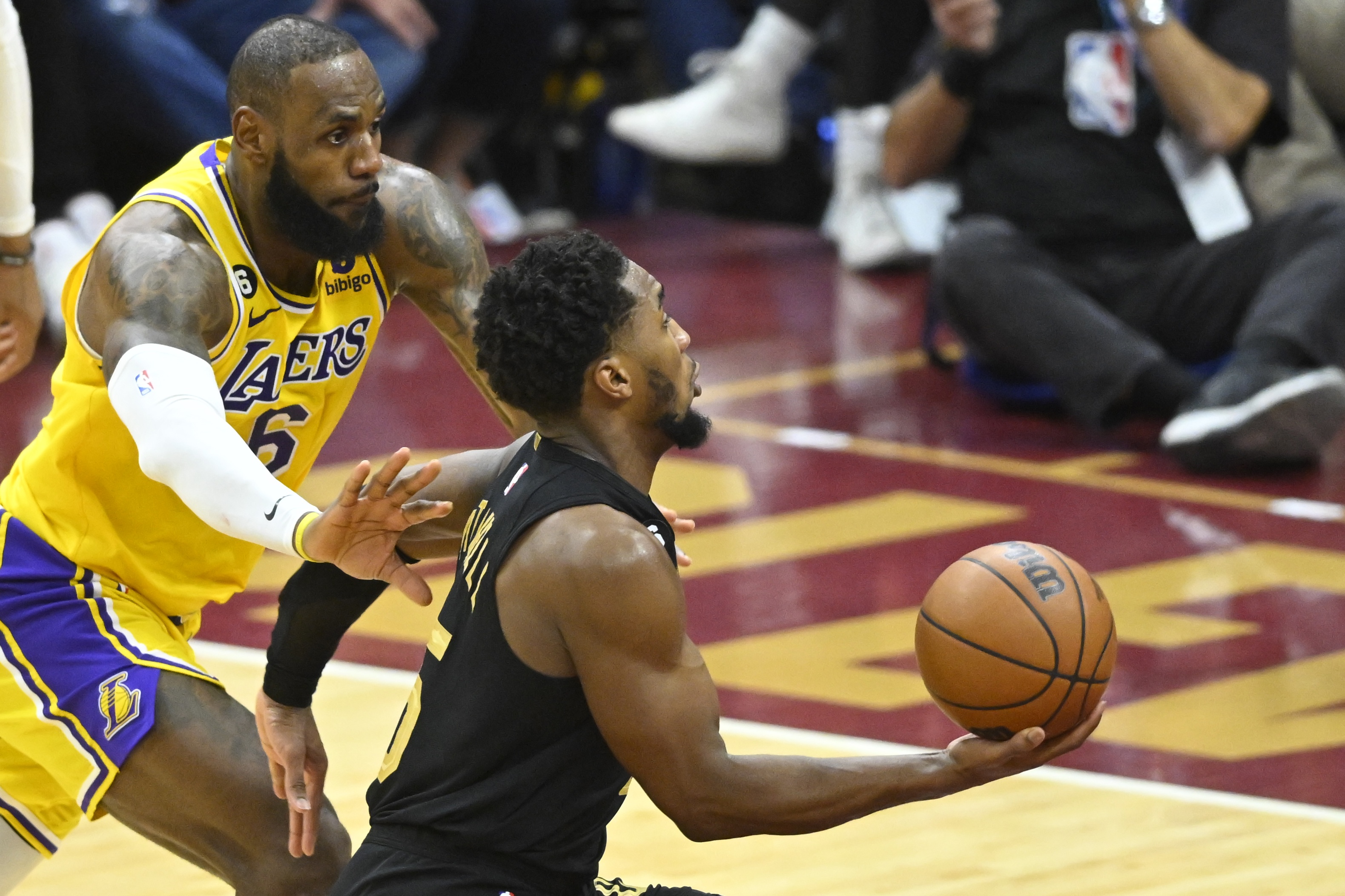 开云体育APP下载-NBA彩经：湖人终结骑士连胜 爵士力拼勇士 马刺击落火箭