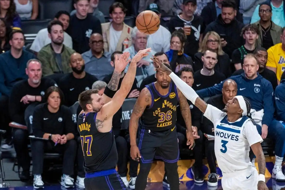 开云-15分+12分+10分！湖人奇兵成3连胜幕后英雄，东契奇：他被低估了