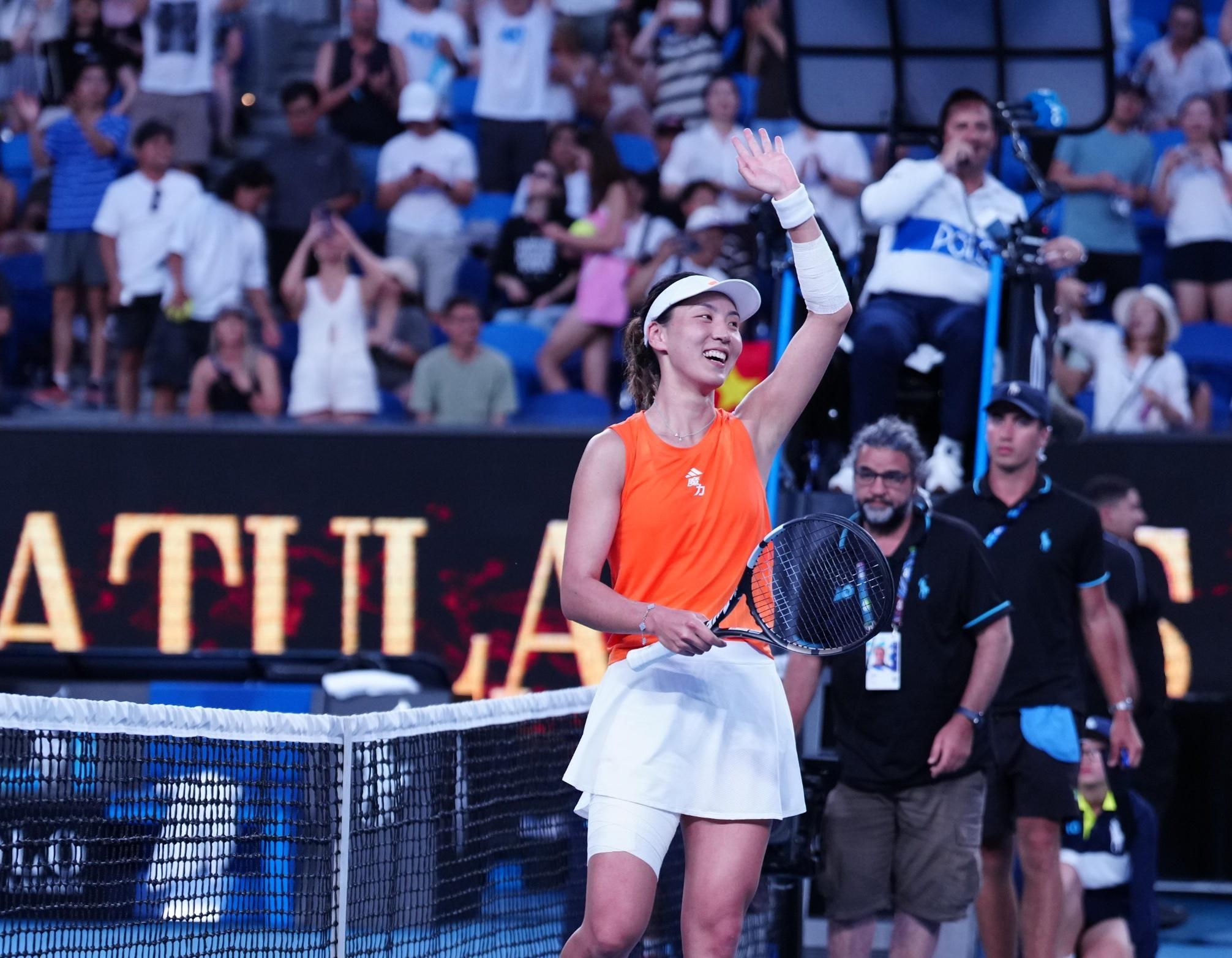 开云体育APP下载-又美又能打！王欣瑜2-0复仇+首进澳网16强：中国莎娃挥手微笑真甜